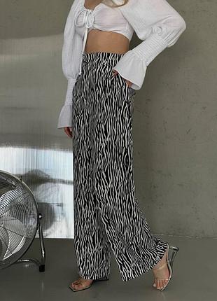 Брюки из софта на пуговице и молнии.