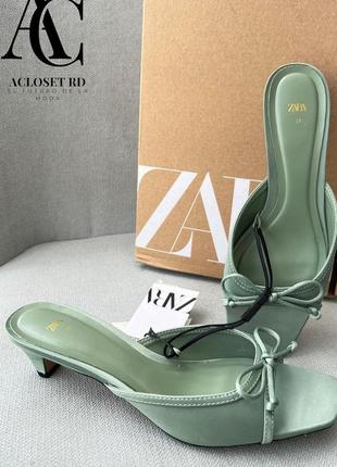 Нежные фисташковые мюли с бабочкой