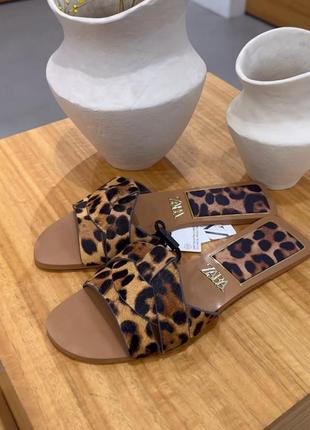 Кожаные шлепанцы zara с животным принтом