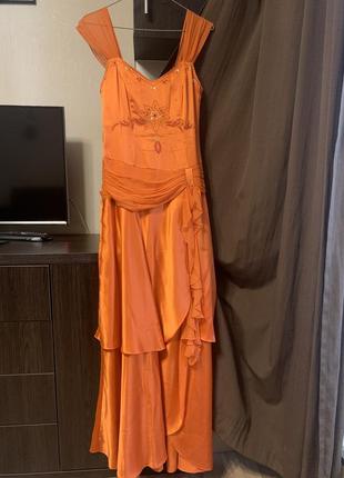 Красное платье