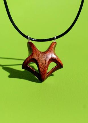 Кулон лисиця. дерев'яний різьблений кулон. голова лисички. дерев'яні прикраси