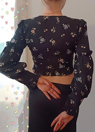 Шикарна блуза, топ чорного кольору в квітковий принт від prettylittlething.