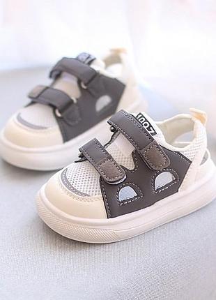 Зручні босоніжки для найменших (11)