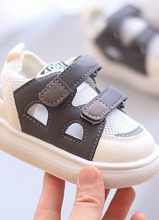 Зручні босоніжки для найменших (11)