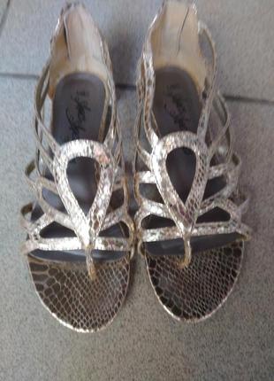 Босоножки очень красивые .сзади на молнии.удобные