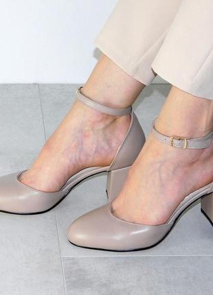Туфли кожаные на устойчивом каблуке женские с ремешком бежевые1 фото