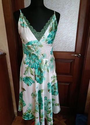 Сатиновое платье с растительным принтом