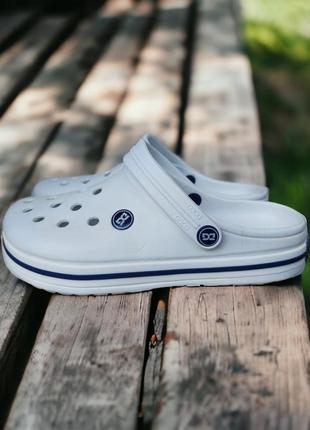 Практичні, зручні крокси, крокс, сабо білого кольору з темно-синьою смужкою