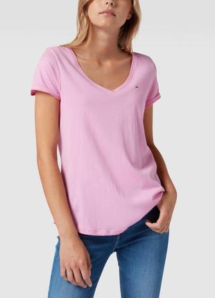 Розовая футболка с v-образным вырезом tommy hilfiger jeans