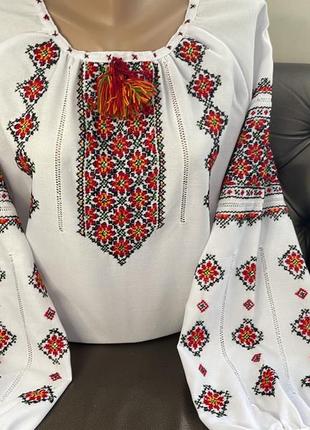 Стильна жіноча вишиванка ручноі роботи на білому домотканому полотні. ж-2479