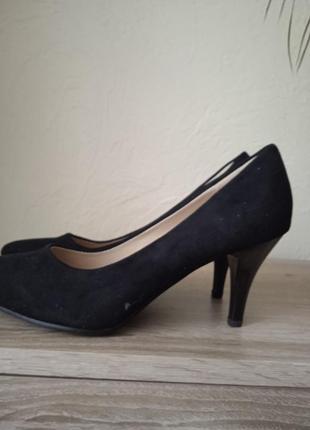 Гарні класичні туфлі зі штучної замші