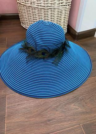 Неймовірна шляпа з пірʼям павліна