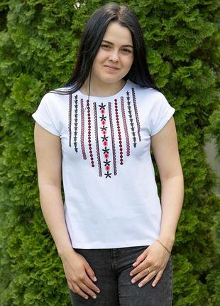 Жіноча вишиванка футболка з вишитим візерунком1 фото