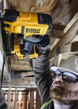 Степлер скобозабивний акумуляторний dewalt dcn701d2 7