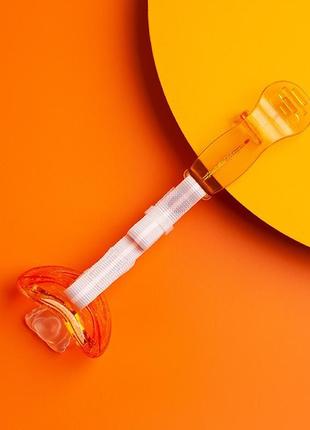 Тримач для соски curaprox babyholder orange, оранжевого кольору4 фото