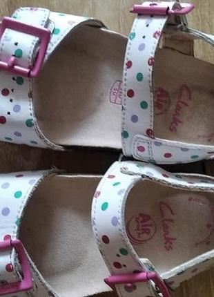 Босоніжки сандалі