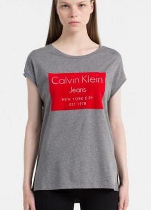 Хлопковая футболка топ с бархатным логотипом бренда calvin klein