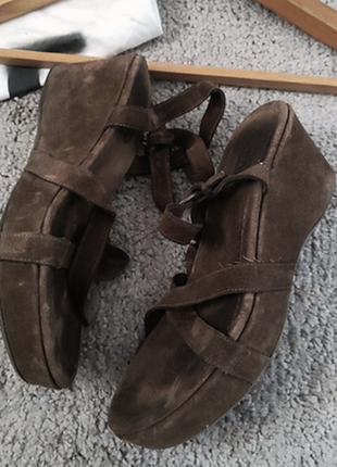 Замшевые босоножки на платформе