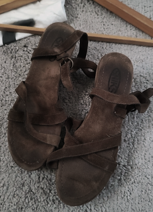 Замшеві босоніжки на платформі