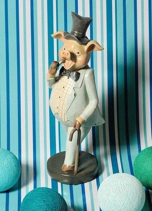 Декоративная статуетка свин с трубкой в коричневом