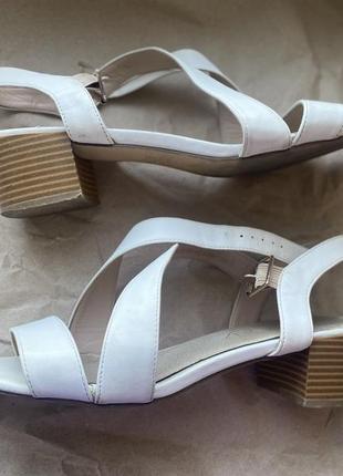 Білі базові босоніжки