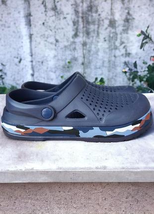 Якісні, стильні, зручні крокс/сабо темно-синього та чорного кольору з камуфляжним принтом
