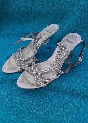 Женские босоножки