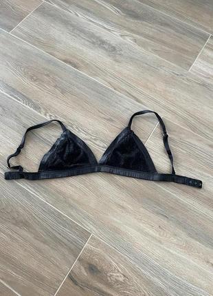 Черный бюстгальтер