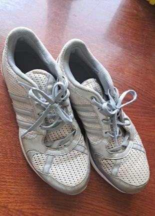 Кросівки adidas устілка не виймається на стопу 25-25,5 см. ціна 350 грн.