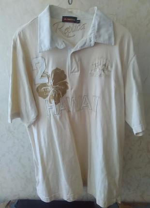 Бежева футболка-поло.