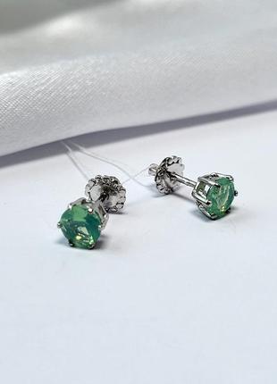 Серебряные сережки гвоздики на закрутках со светло зеленым камнем 6 мм серебро 925 пробы родированное 56176ор