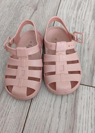 Резиновые сандалии