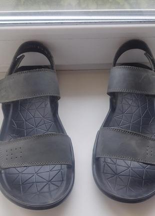 Босоніжки шкіряні , без дефектів,носилися дуже мало.устілка 26 см.