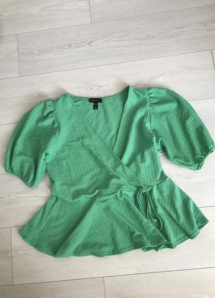 Блуза  трендового кольору на запах з баскою