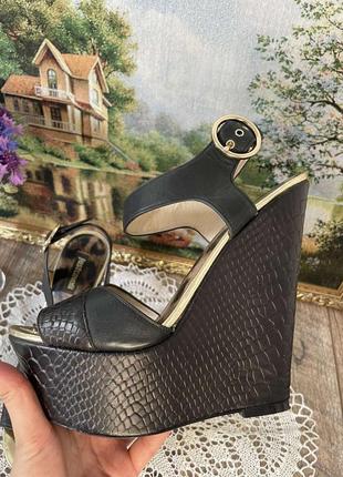 Черные кожаные босоножки на танкетке золото леопард just cavalli 39