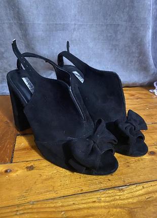 Чорні босоніжки 36 р