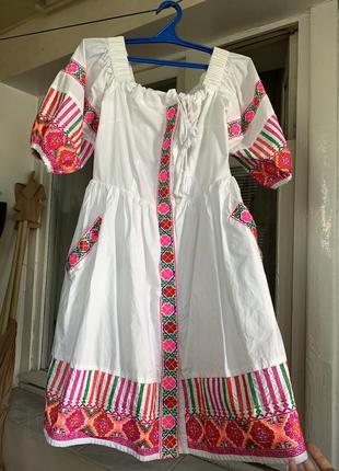 Нереальное вышитое платье