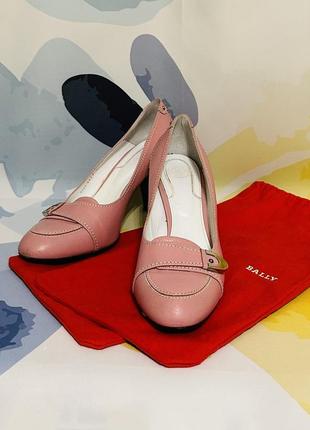 Оригінальні шкіряні туфлі на каблуку bally boga uked eur 42 рожевого кольору