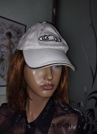 Бейсболка salomon,нюанс