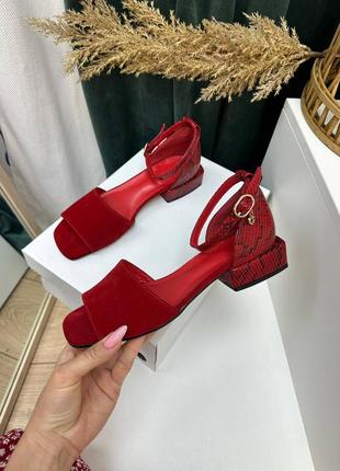 Красные босоножки из натуральной кожи и замши на низком ходу