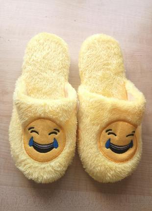 Тапочки желтые новые