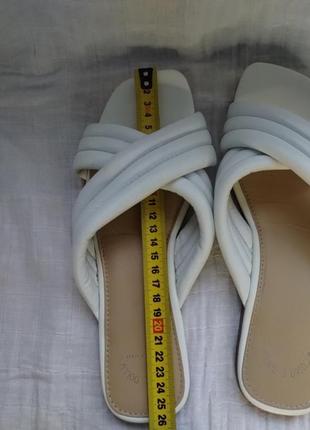 Кожаные белые дутые шлепанцы 40 итальялия