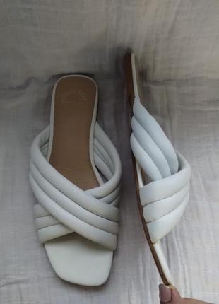 Кожаные белые дутые шлепанцы 40 итальялия