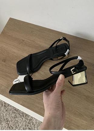 Кожаные босоножки zara