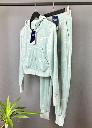 Жіночий велюровий костюм reebok оригінал з нових колекцій.