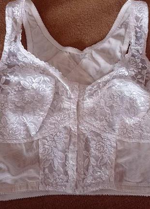 Бралет белого цвета.