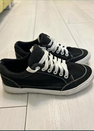 Кроссовки женские