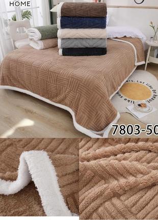 Покрывало плед с белой пушистой окантовкой