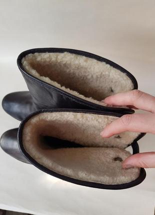 Стильні чоботи на овчині ugg з каблучком4 фото