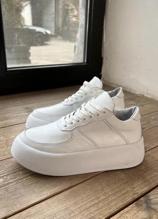 Белые кроссовки